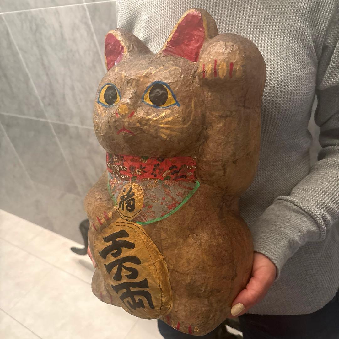 青が散る様ヴィンテージ大きな瞳や繊細に描かれた花模様の前掛けが美しい張子の招き猫