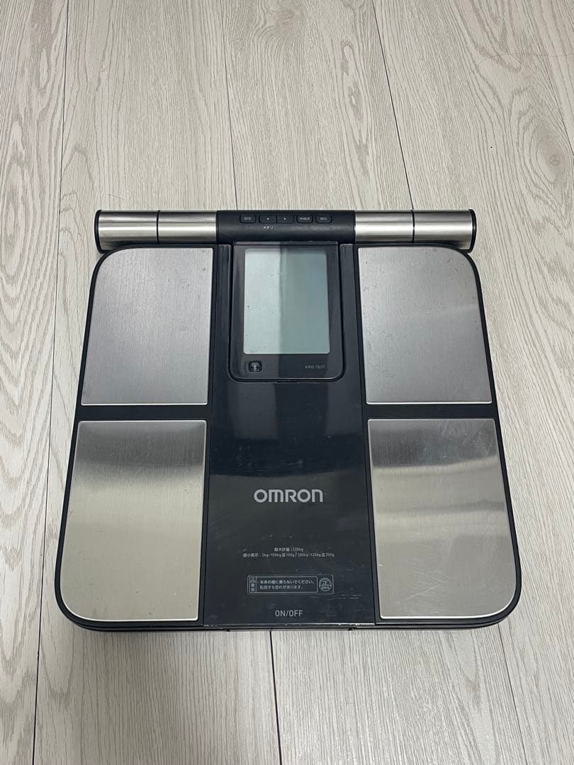 偽*ン様 OMRON 体組成計　体重計　KRD-703T