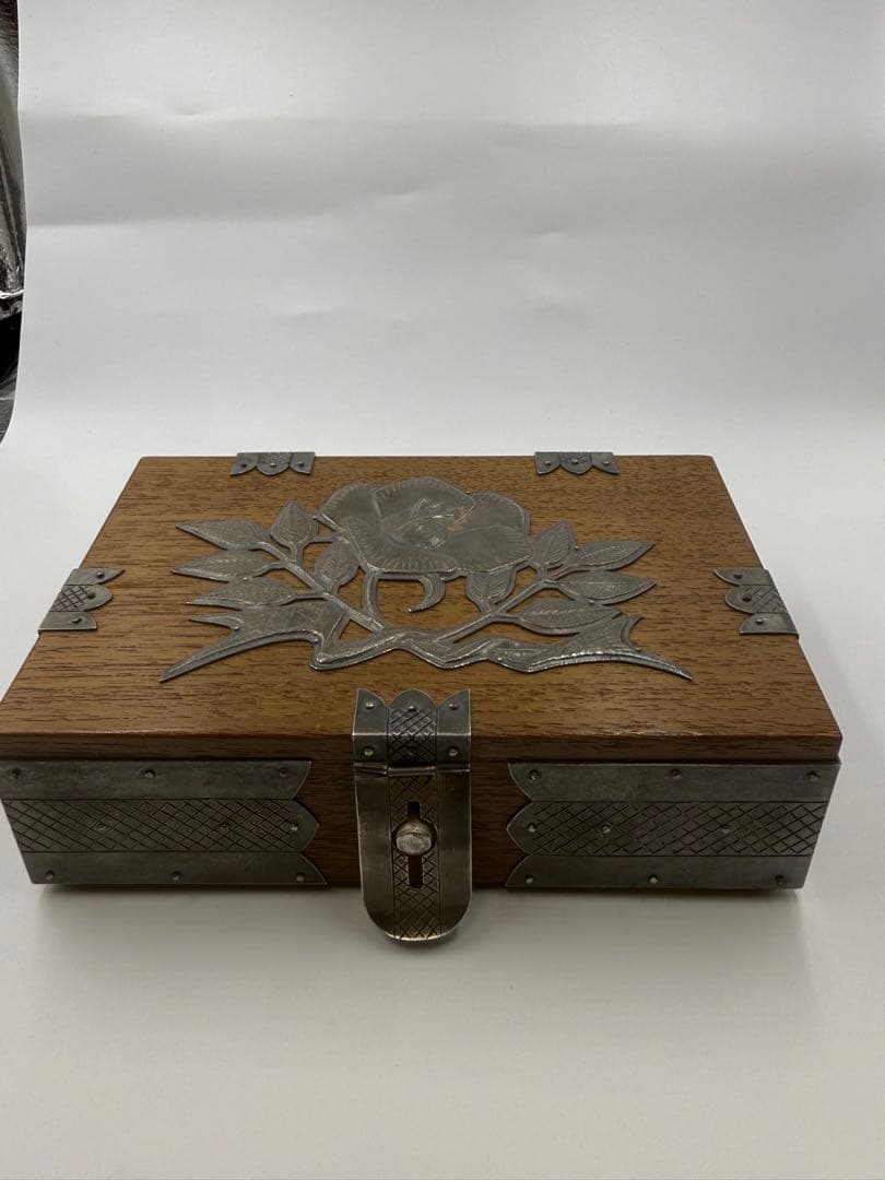 純銀木製ボックス 花の彫刻