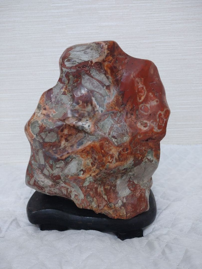 飾り石 赤（台座付き）