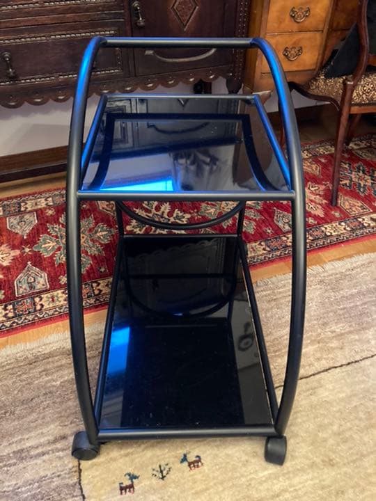 黒いガラスのラック