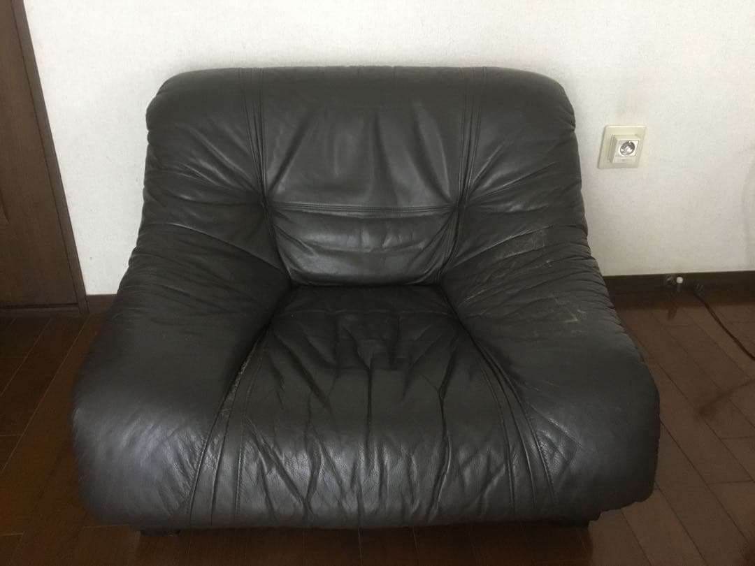 黒のレザーアームレスチェア