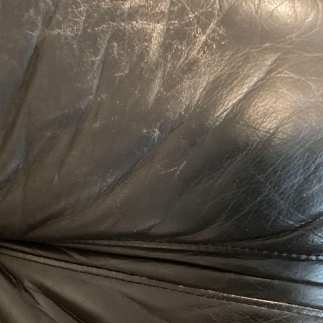 黒のレザーアームレスチェア