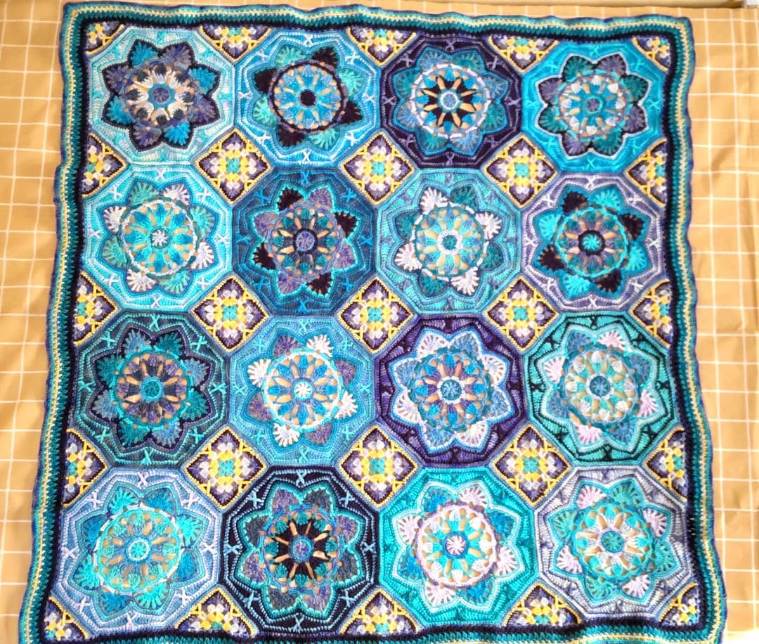 C429　手編みマルチカバー　ブランケット　モチーフ編み　モチーフ繋ぎ　大判