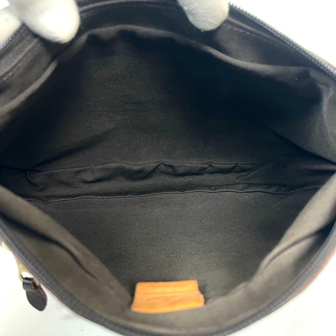 イルビゾンテ　大人気！　ショルダーバッグ　クロスボディ　本革　ロゴ型押し　超美品