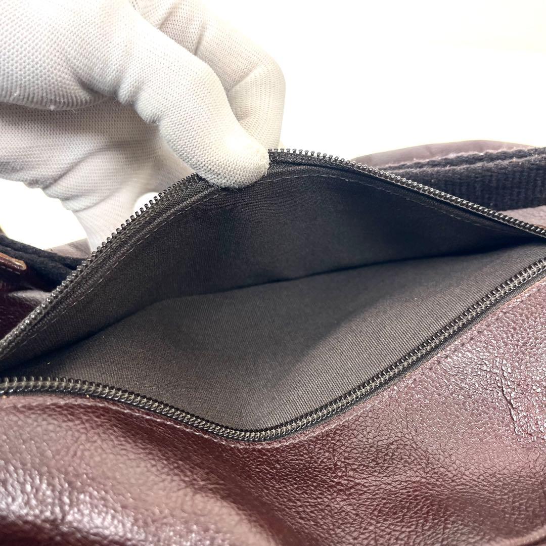 イルビゾンテ　大人気！　ショルダーバッグ　クロスボディ　本革　ロゴ型押し　超美品