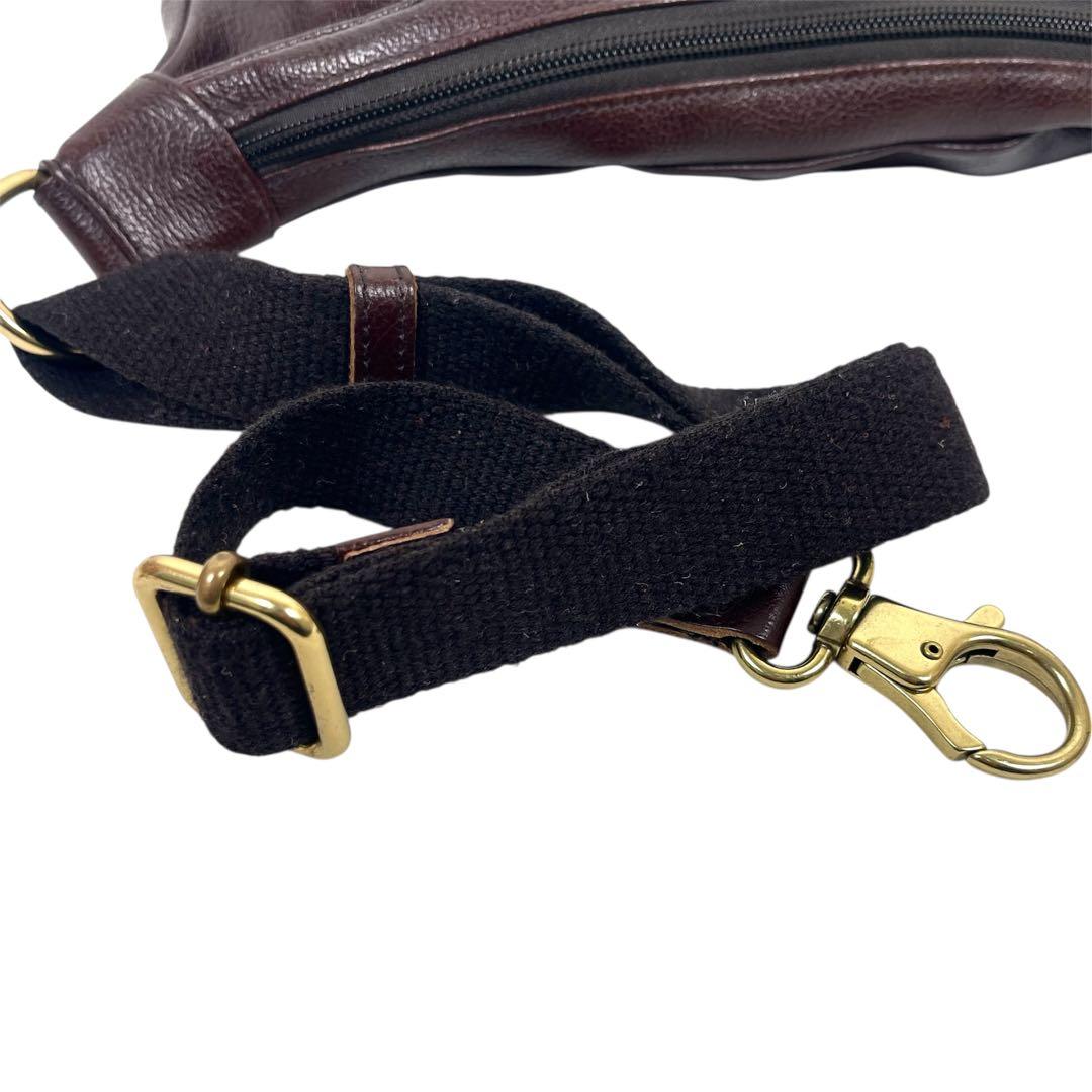 イルビゾンテ　大人気！　ショルダーバッグ　クロスボディ　本革　ロゴ型押し　超美品