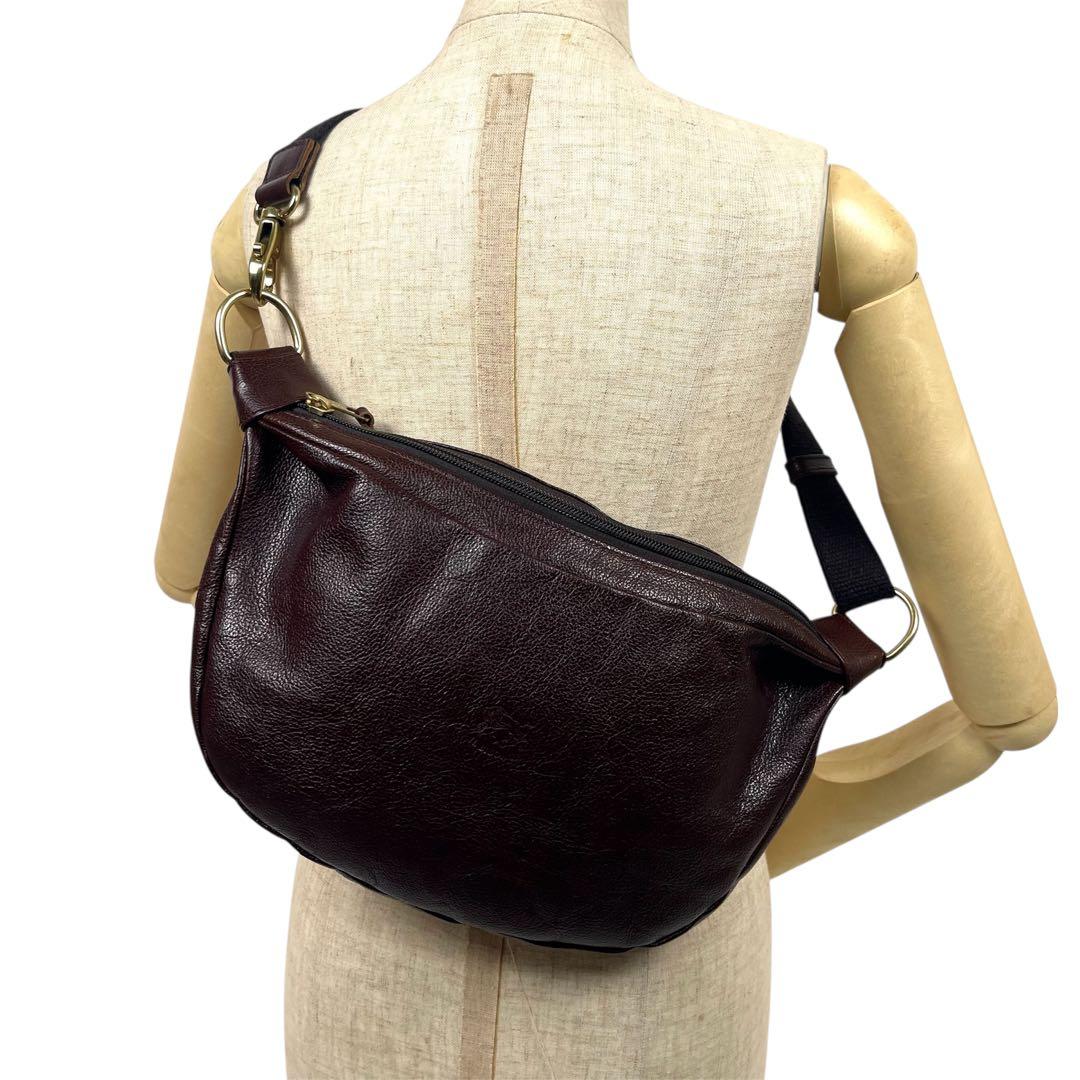 イルビゾンテ　大人気！　ショルダーバッグ　クロスボディ　本革　ロゴ型押し　超美品