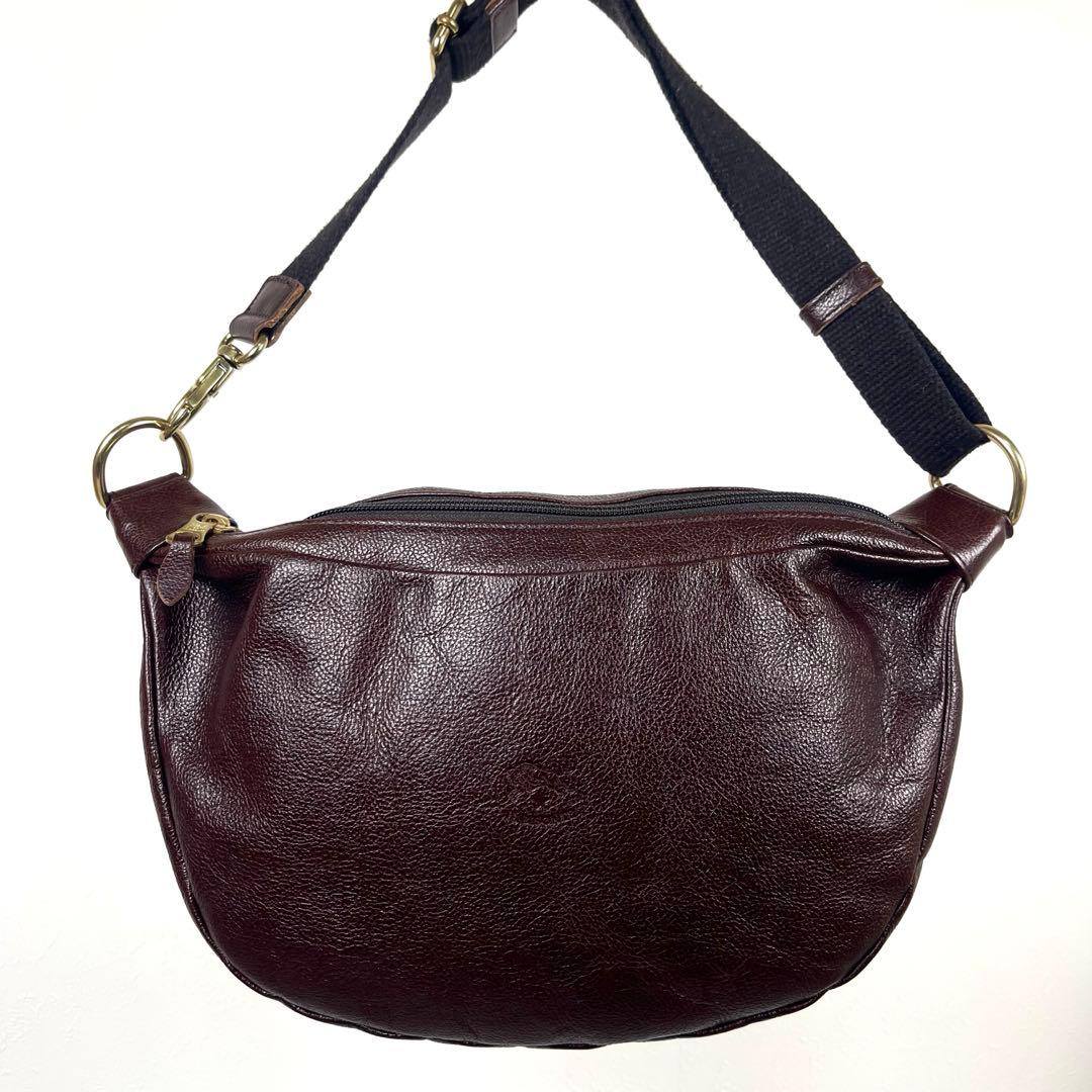 イルビゾンテ　大人気！　ショルダーバッグ　クロスボディ　本革　ロゴ型押し　超美品