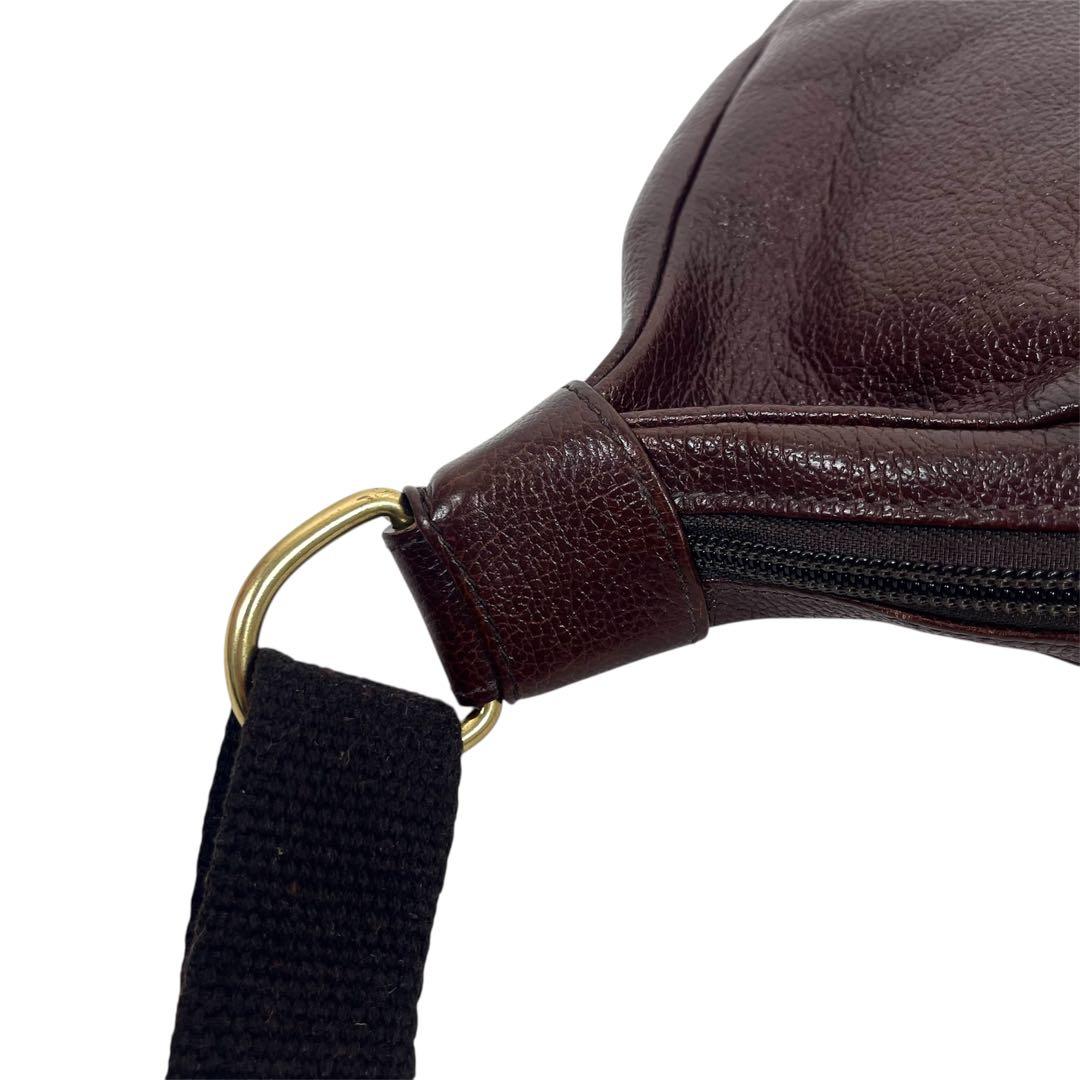 イルビゾンテ　大人気！　ショルダーバッグ　クロスボディ　本革　ロゴ型押し　超美品