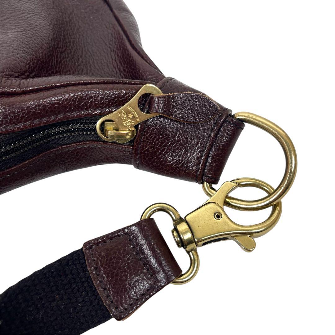 イルビゾンテ　大人気！　ショルダーバッグ　クロスボディ　本革　ロゴ型押し　超美品