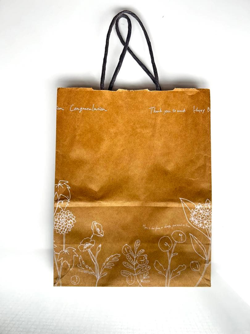 可愛らしい花柄の茶色紙袋