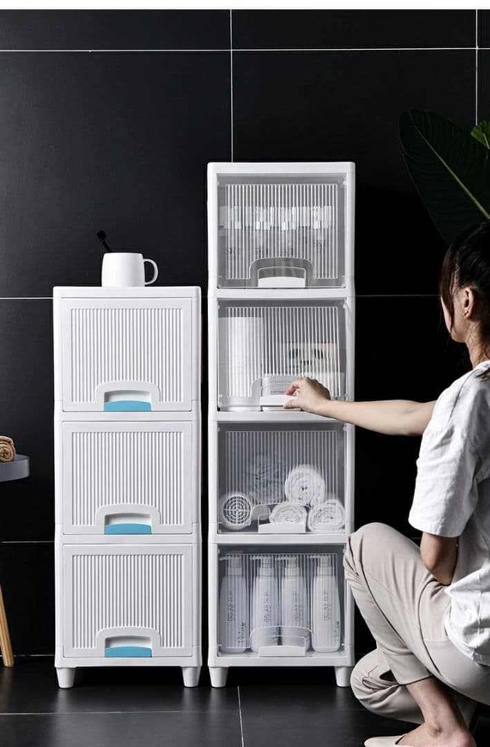 収納棚を組み立ててリビングで収納ボックスを整理する