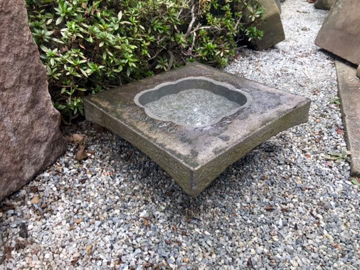 【自然石八重花柄模様水鉢・向鉢・蹲】バードバスガーデニング箱庭造園水石飾り石