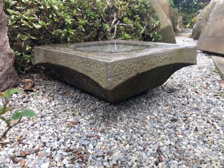 【自然石八重花柄模様水鉢・向鉢・蹲】バードバスガーデニング箱庭造園水石飾り石