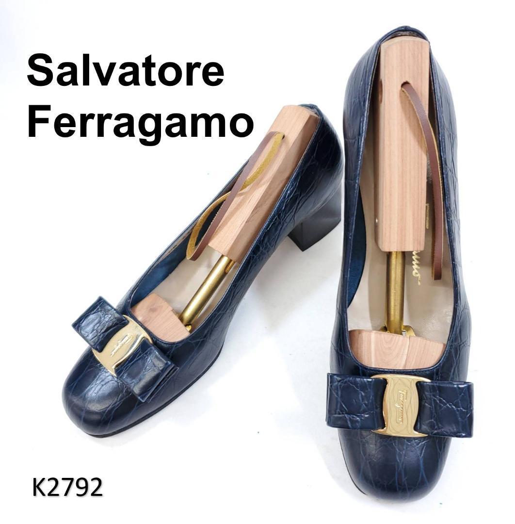 サルヴァトーレフェラガモ　美品　ヴァラ　リボン　ネイビー　型押し　US6