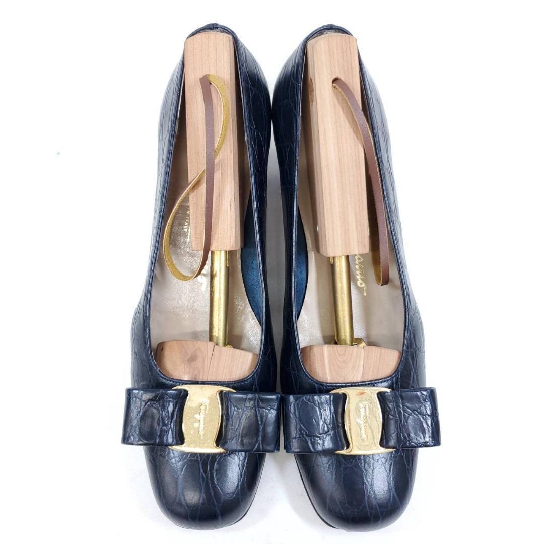 サルヴァトーレフェラガモ　美品　ヴァラ　リボン　ネイビー　型押し　US6