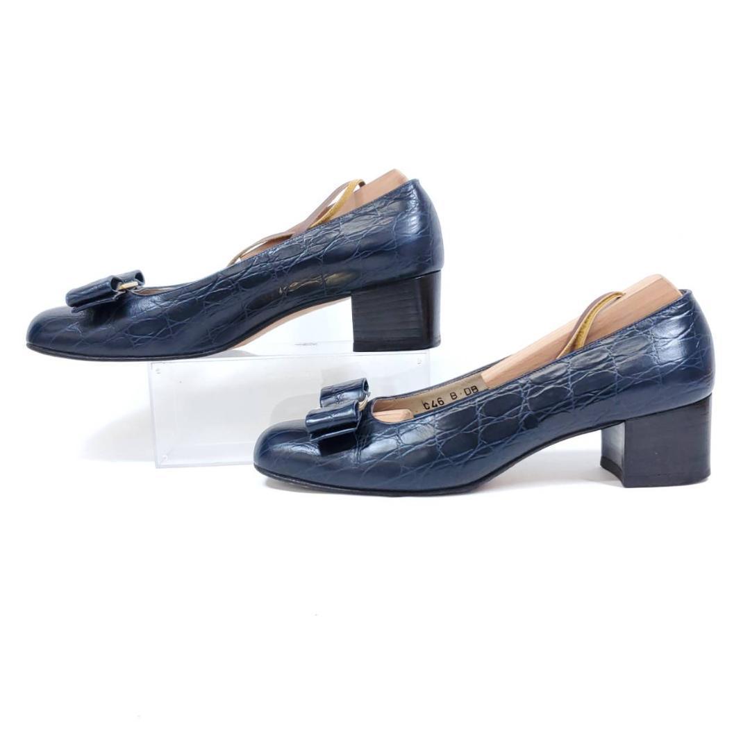サルヴァトーレフェラガモ　美品　ヴァラ　リボン　ネイビー　型押し　US6