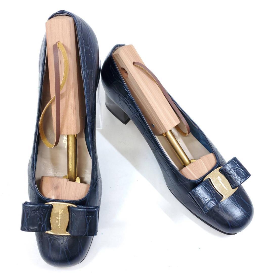 サルヴァトーレフェラガモ　美品　ヴァラ　リボン　ネイビー　型押し　US6