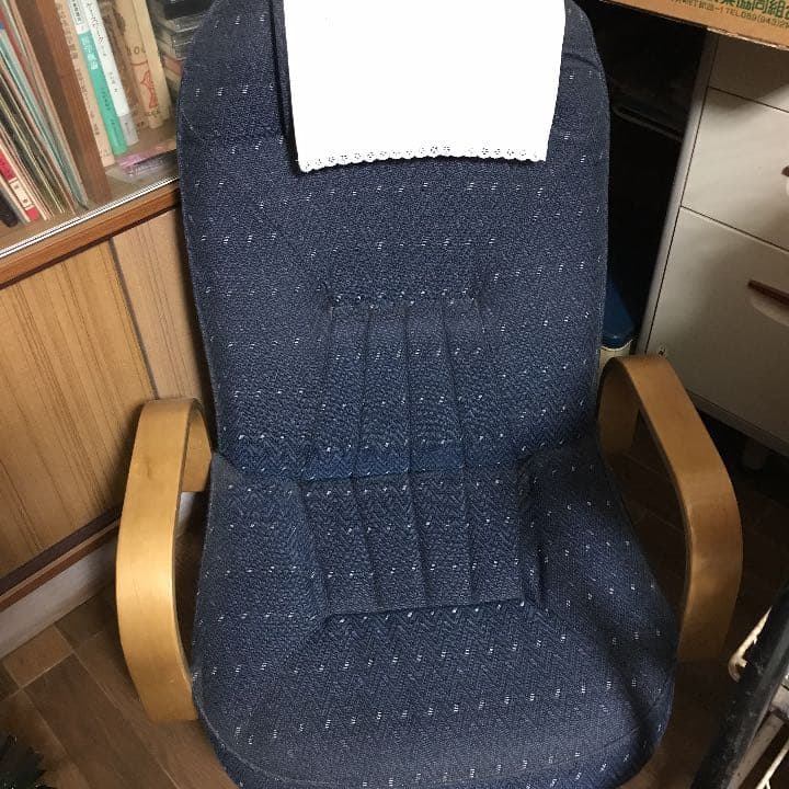 回転座椅子　肘掛け付き　重厚感あり。