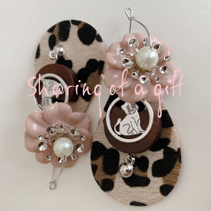 くすみピンクのフラワーと猫ちゃんのピアス