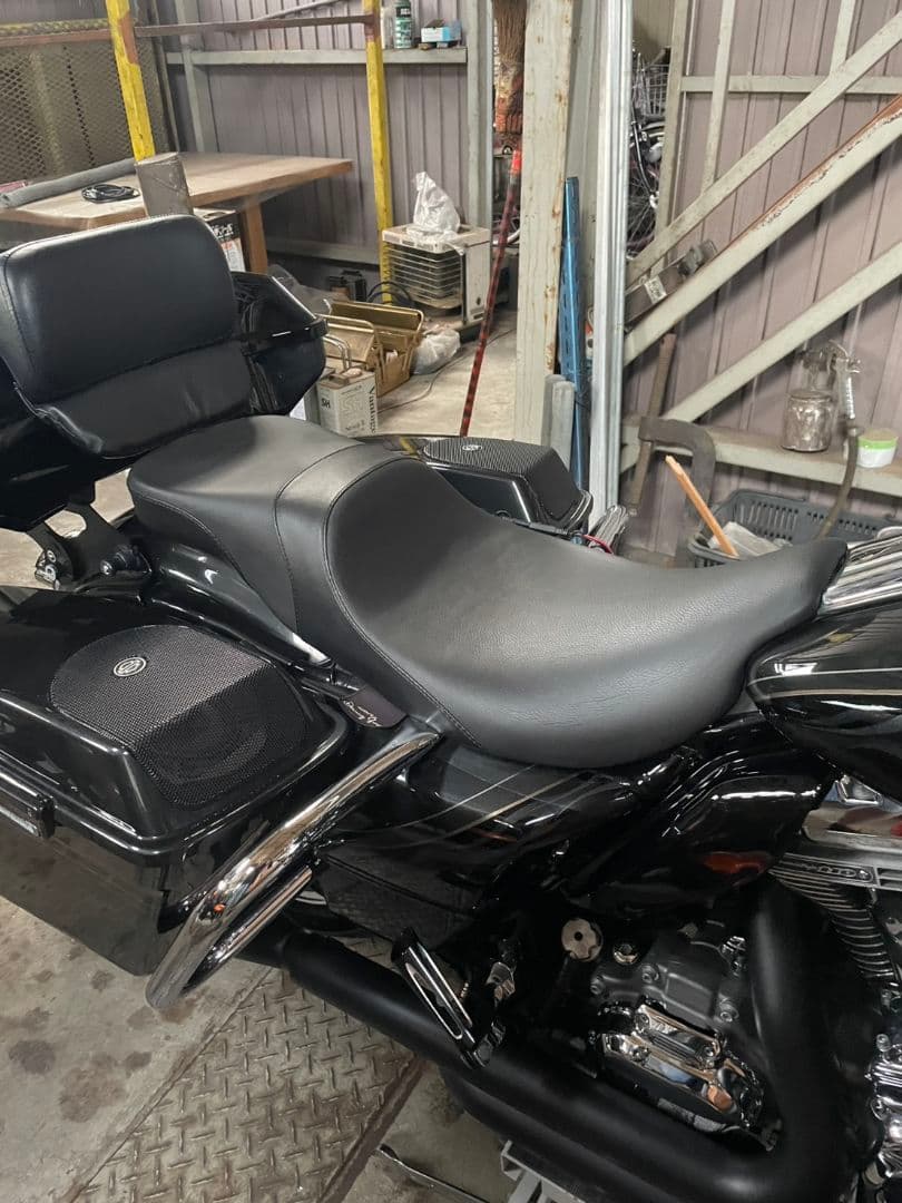 ハーレーダビットソン　FLHX ツーリング　シート
