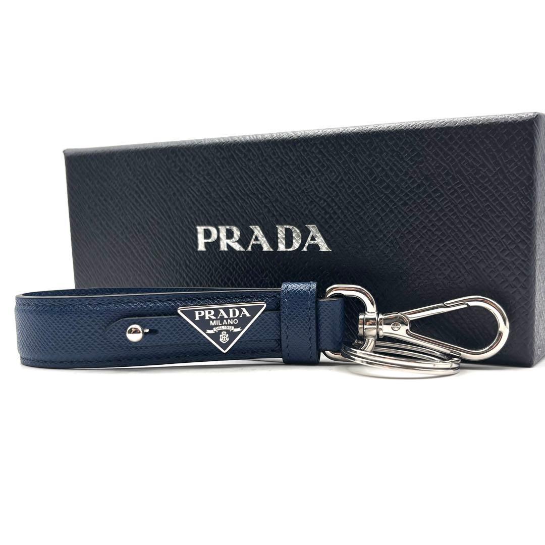 美品 プラダ キーホルダー 三角ロゴ キーリング サフィアーノ 箱 RFID
