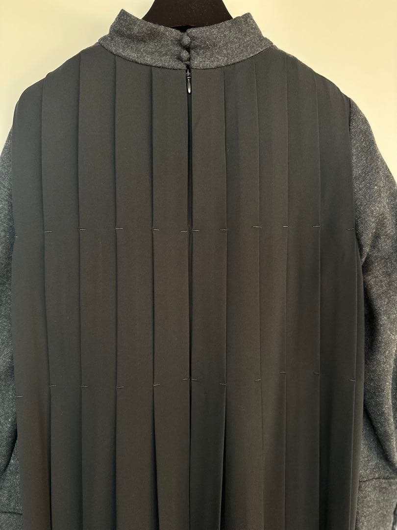 ADORE グレー ×ブラック プリーツデザインワンピース