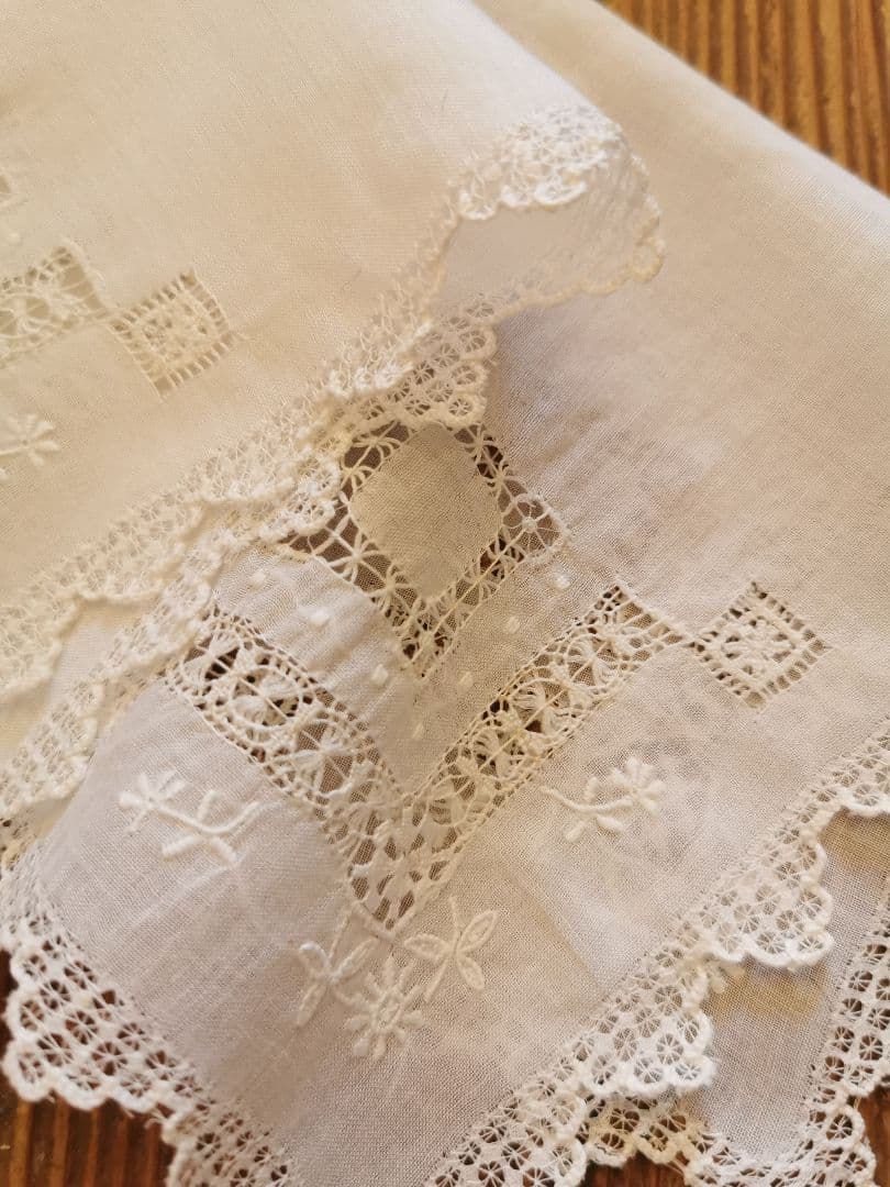 アンティーク ドローン&ニードルワーク リネンクロスハンカチ 総刺繍スカラップ✵