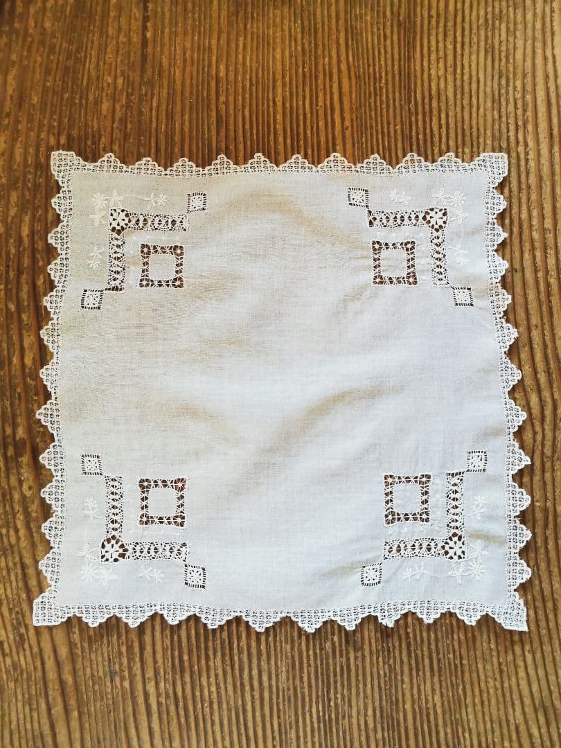 アンティーク ドローン&ニードルワーク リネンクロスハンカチ 総刺繍スカラップ✵