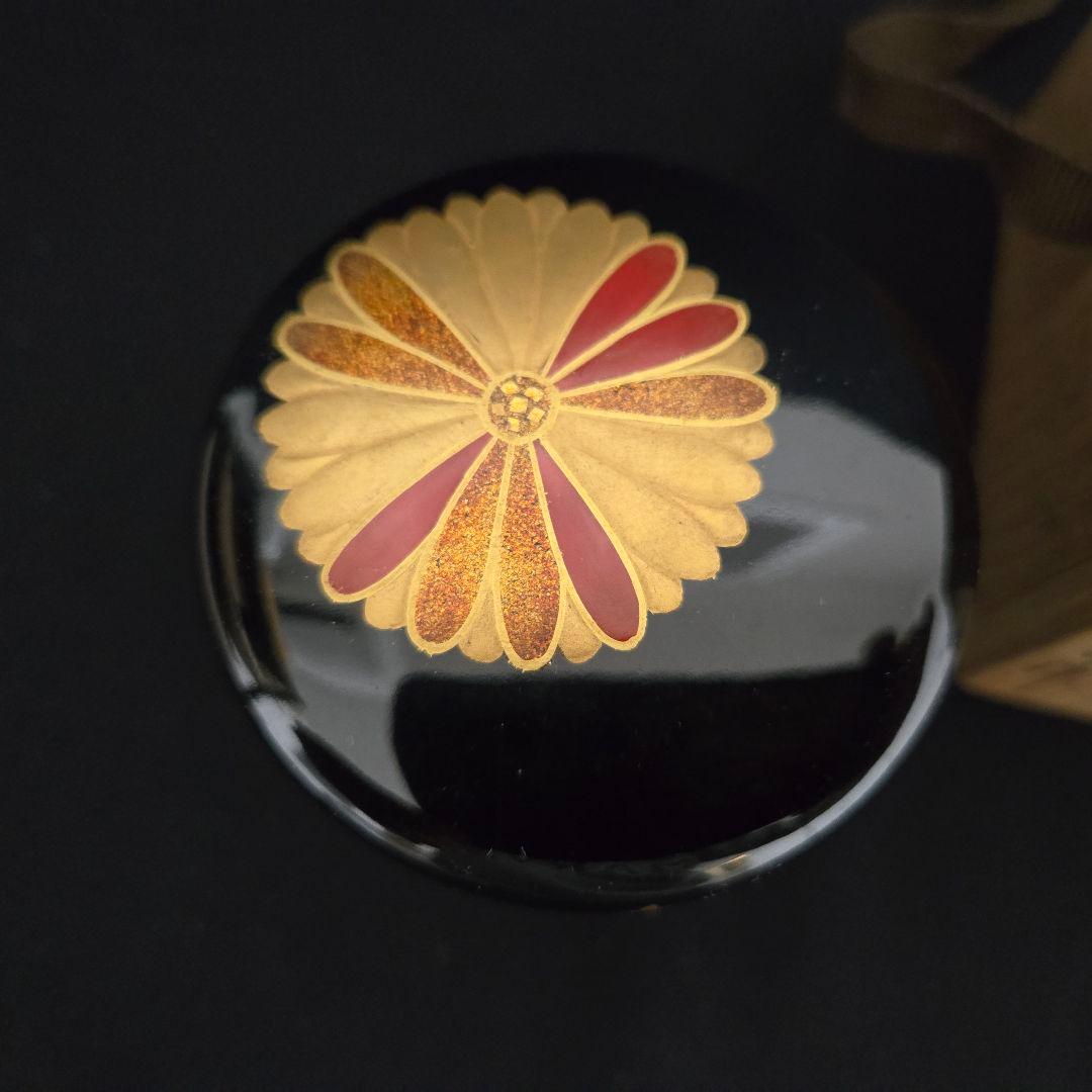 黒色の木製棗 金色と赤色の模様