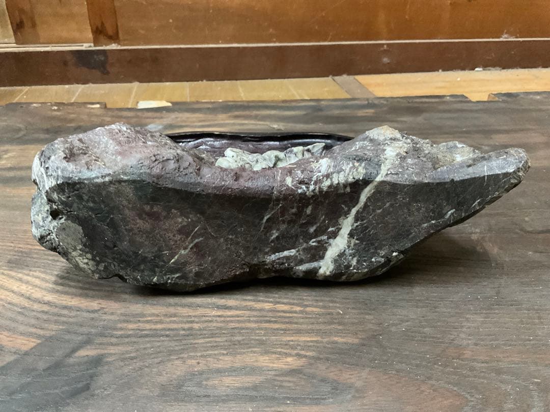 根尾川産　菊花石　極上品　天然石　台座付き。【インテリアに最適だと思います】。