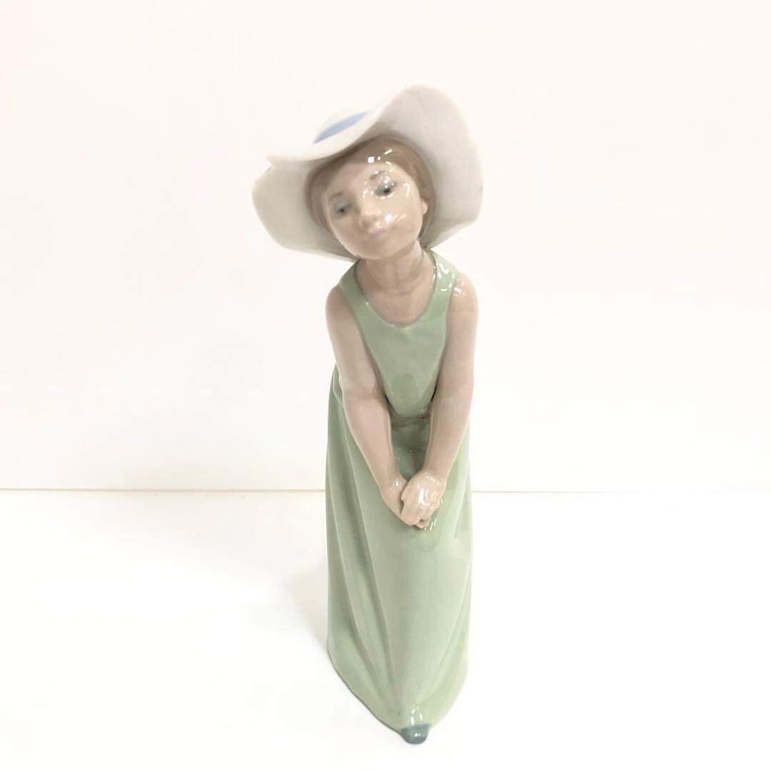 リヤドロ　フィギュリン　鏡の前で　若草色帽子の少女　置物　西洋陶磁