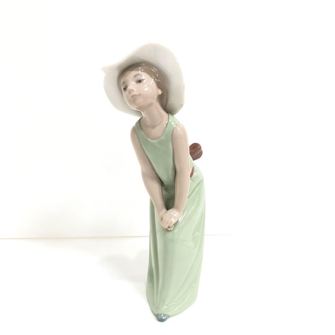リヤドロ　フィギュリン　鏡の前で　若草色帽子の少女　置物　西洋陶磁