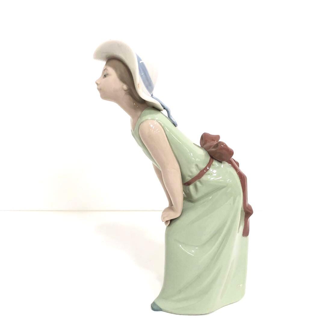 リヤドロ　フィギュリン　鏡の前で　若草色帽子の少女　置物　西洋陶磁