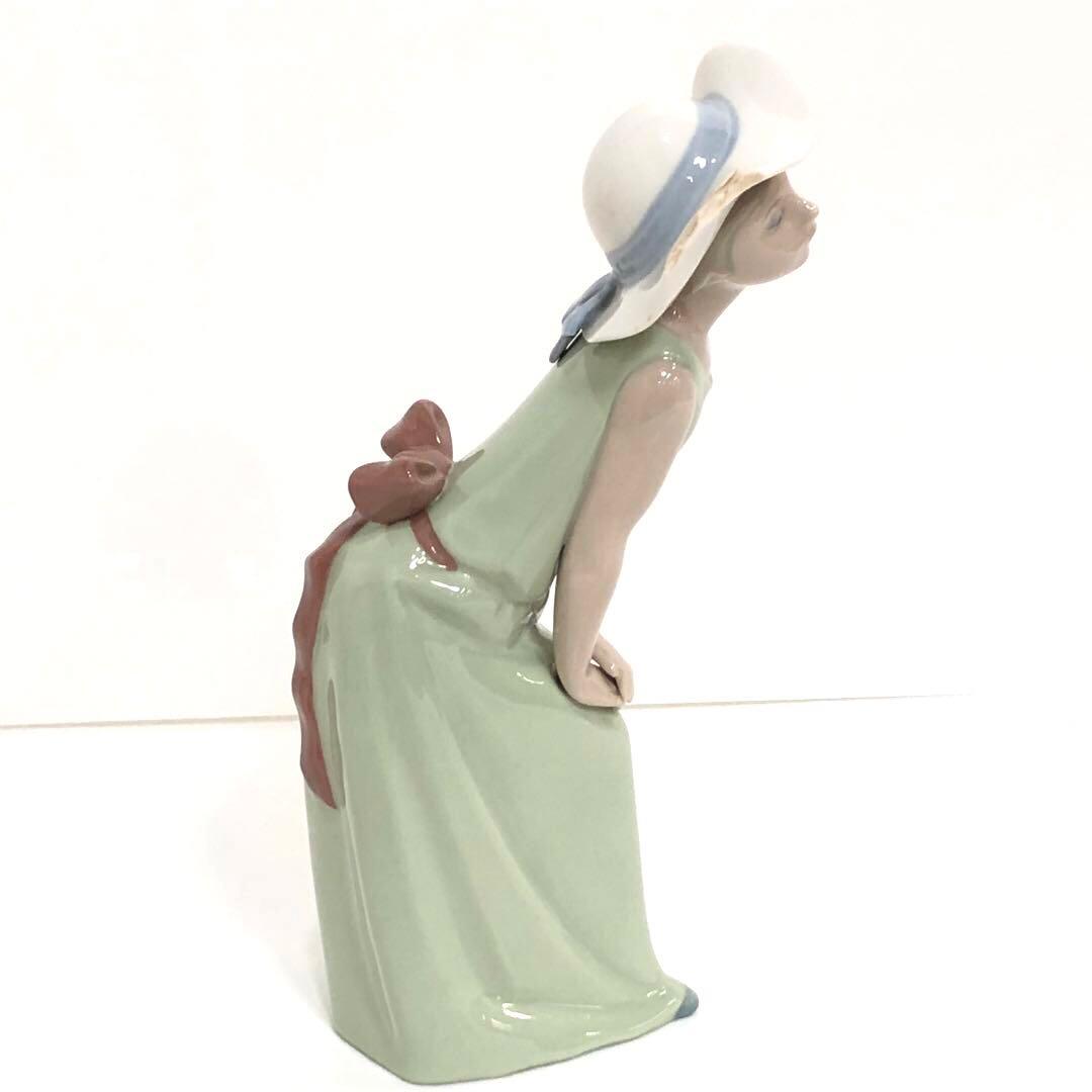 リヤドロ　フィギュリン　鏡の前で　若草色帽子の少女　置物　西洋陶磁