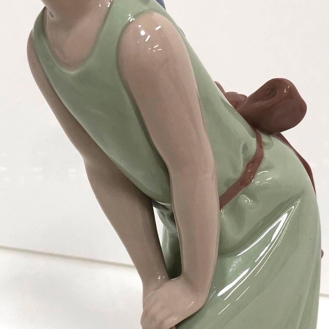 リヤドロ　フィギュリン　鏡の前で　若草色帽子の少女　置物　西洋陶磁