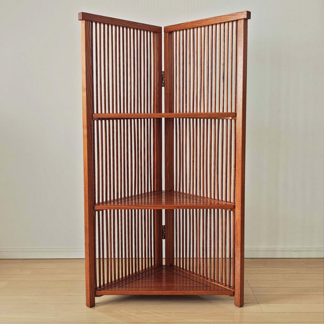 コロン: 木製コーナーラック スラットデザイン