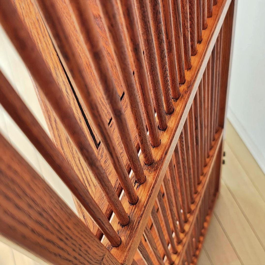 コロン: 木製コーナーラック スラットデザイン