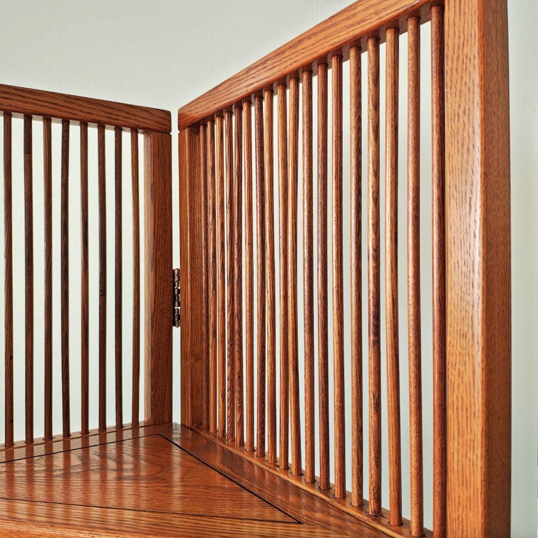 コロン: 木製コーナーラック スラットデザイン