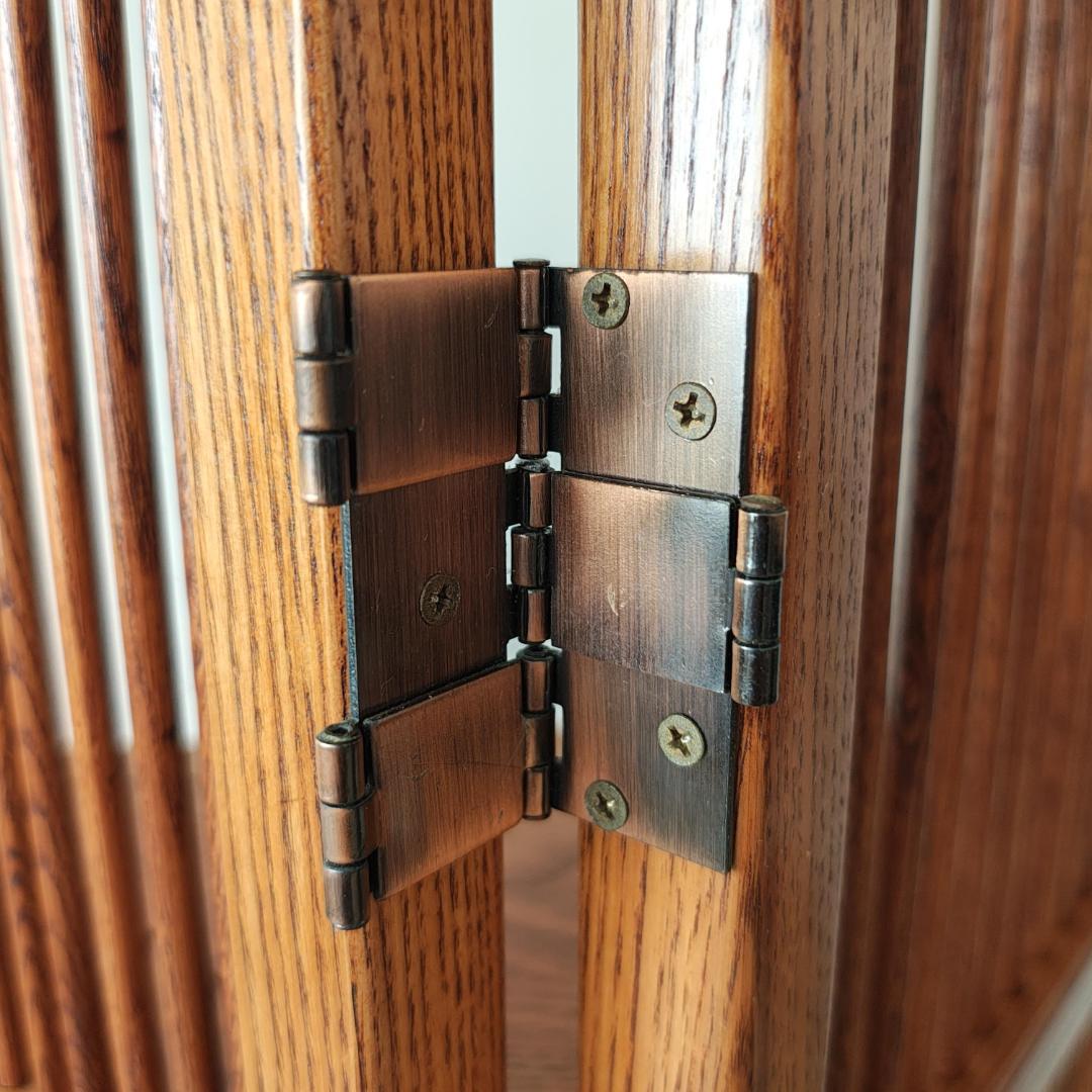 コロン: 木製コーナーラック スラットデザイン