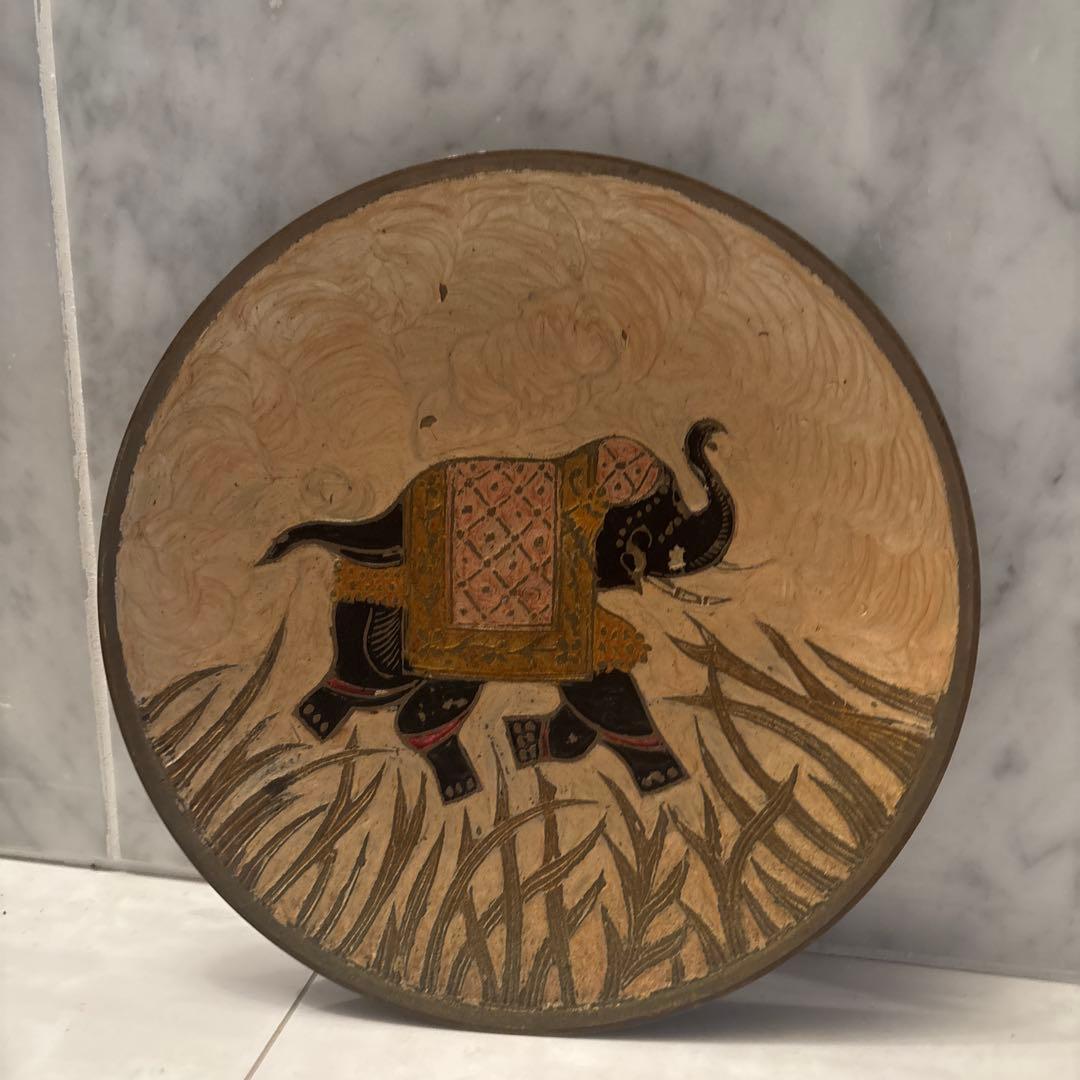 インドアンティーク手描き手彫りの装飾が芸術的でアートな子像の壁掛け真鍮製オブジェ