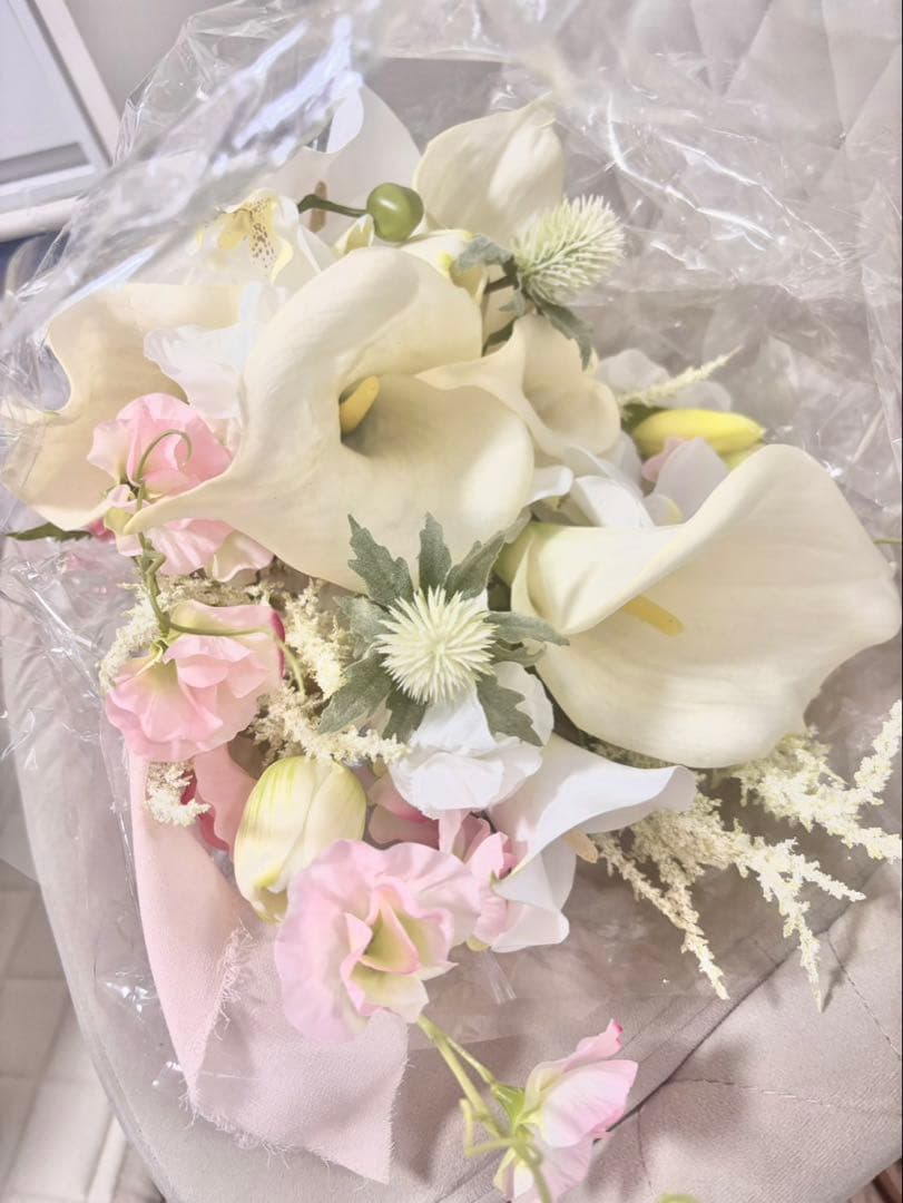 ホワイトピンクの華やかブーケ　カラー　ブーケ　結婚式　ブートニア