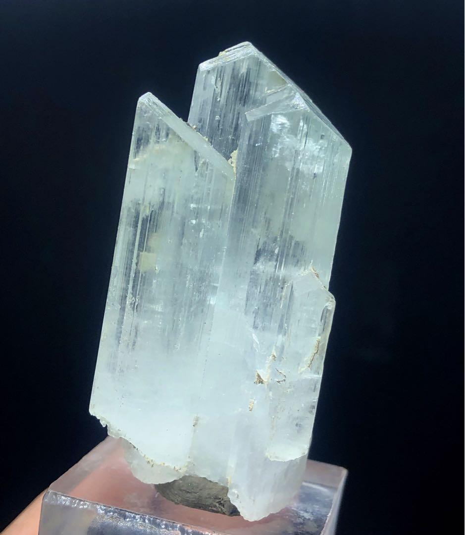 天然のライトグリーンクンツァイトクリスタル