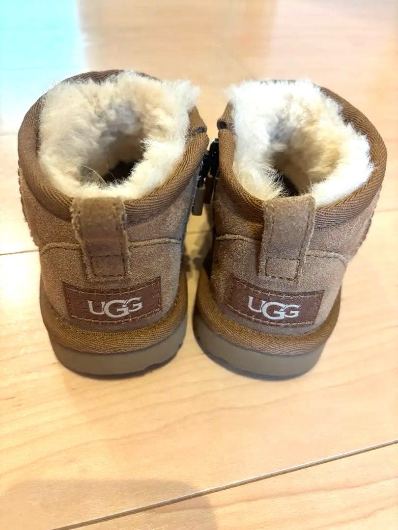 美品 正規品 UGG キッズムートンブーツ 17cm 箱あり