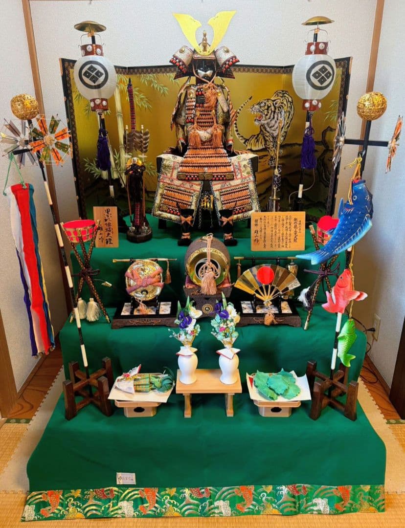 五月人形 雄山作大鎧黒小札13号 三段飾り