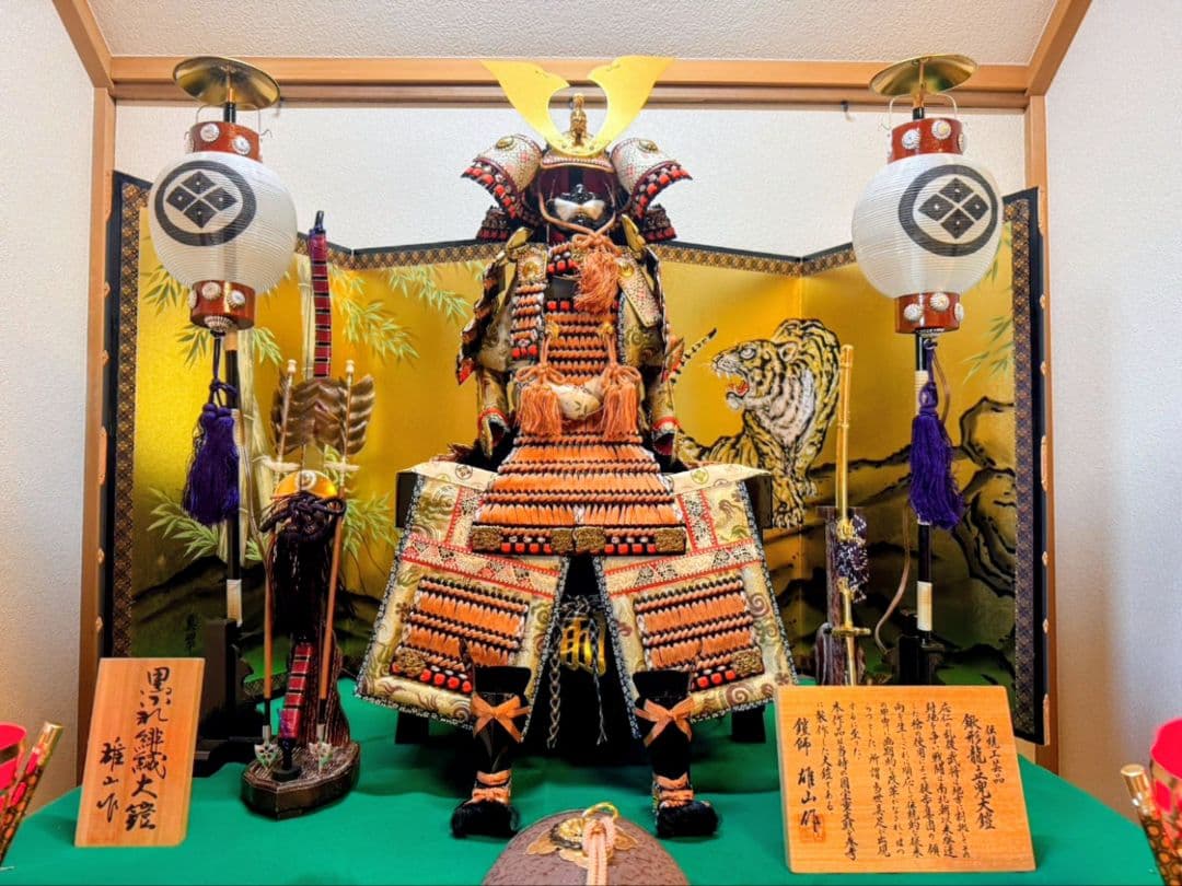 五月人形 雄山作大鎧黒小札13号 三段飾り