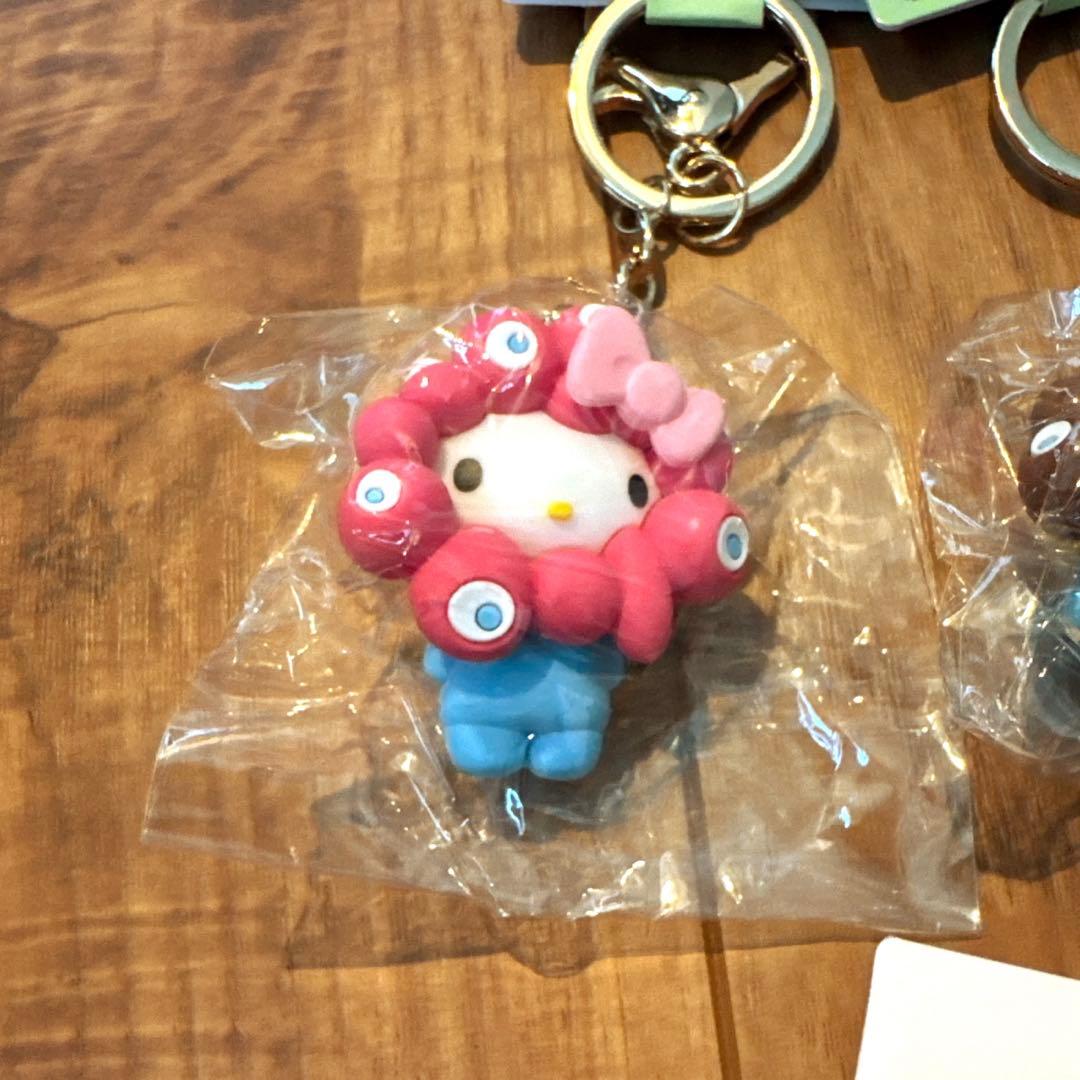 【新品 タグ付き】ミャクミャク×サンリオ キーホルダー 全7種