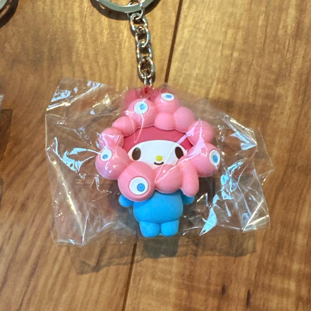 【新品 タグ付き】ミャクミャク×サンリオ キーホルダー 全7種