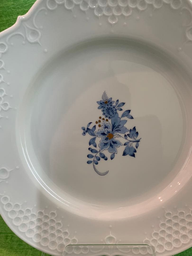 マイセン　ホワイトレリーフ　インドの華ブルーフラワー　直径21.5cm